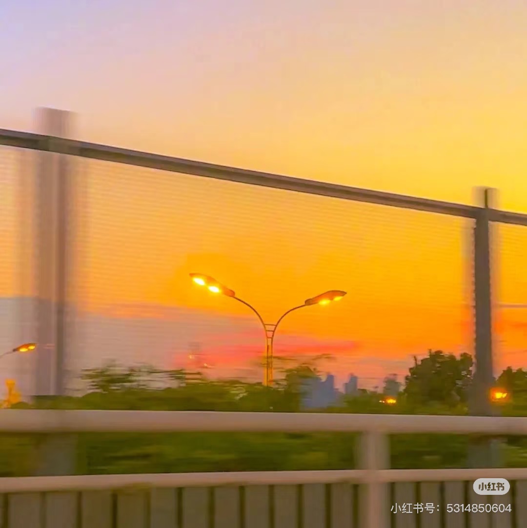 TRĂNG NÚI CHẲNG BIẾT ĐIỀU GÌ